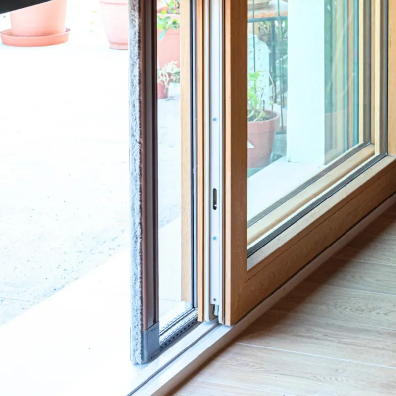infissi in PVC con protezione solare per l'estate